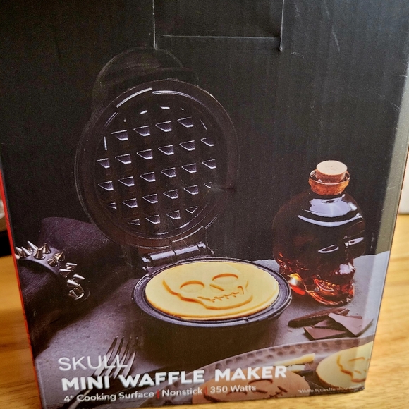 DASH SKULL MINI WAFFLE MAKER - Picture 4 of 6
